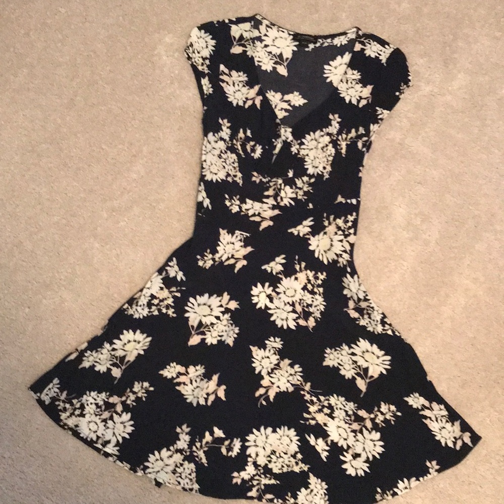 Le Chateau Black and Cream Floral Midi Dress